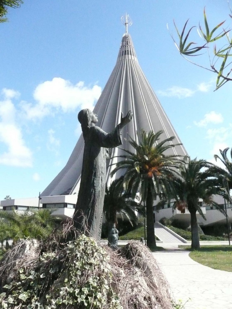 Множество стату и экзотических деревьев окружает эту церковь в Сиракузах