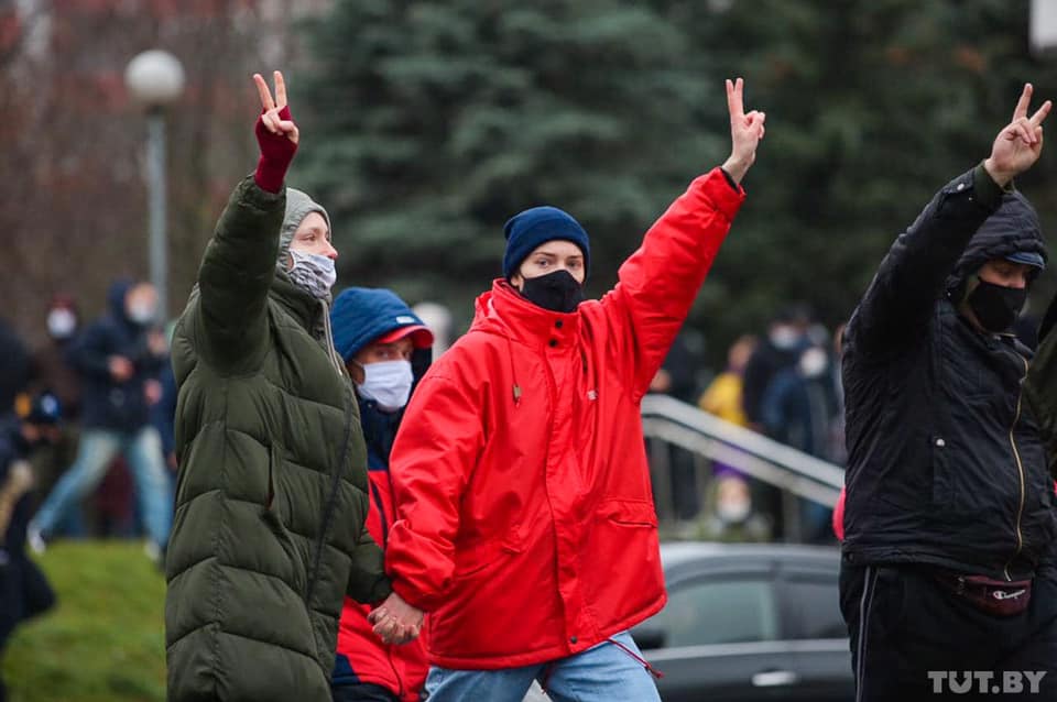 Протестующие Беларуси сменили тактику. Тепер следует не одна большая колонна, а десятки колонн в разных районах Минска
