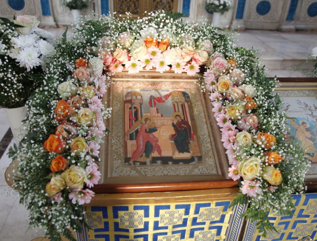 Икона Благовещения Пресвятой Богородицы на аналое Арсеньевского кафедрального собора в день престольного праздника