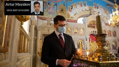 Джордж Дик ставит заупокойную свечу об Артуре в православном храме в Баку
