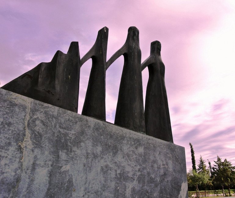 Памятник погибшим сулиотским женщинам