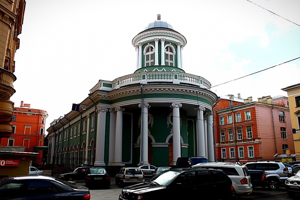 Согласно традициям протестантизма, храмы на Рождество особо украшать не принято. Лютеранская церковь Святой Анны в Санкт-Петербурге