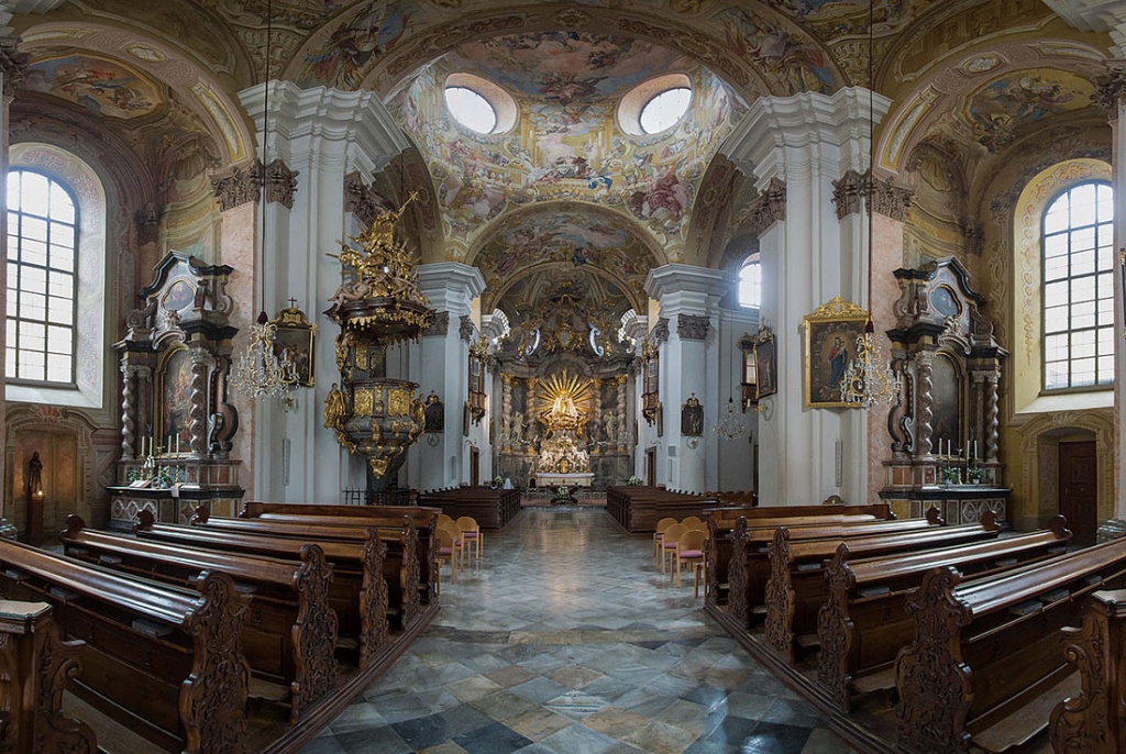 Своды церкви покрыты изумительной росписью XVIII-XIX веков