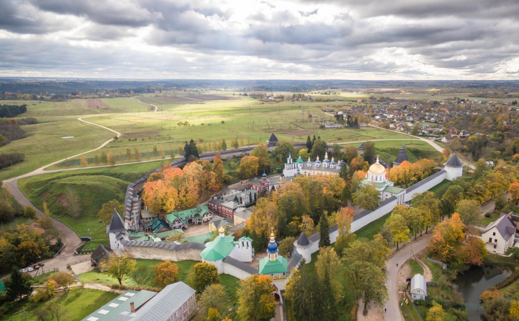 Вид на Псково-Печерский монастырь сверху