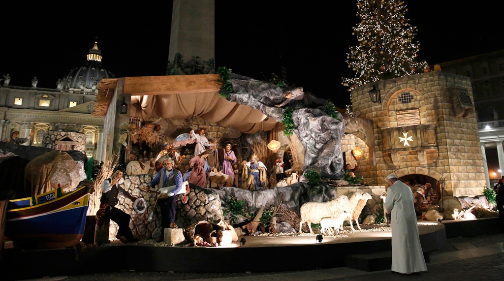 Ежегодно сооружение рождественских яслей на ватиканской площади Святого Петра доверяют одному из итальянских городов