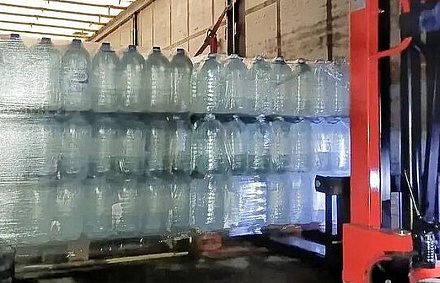 Патриаршая гуманитарная миссия передала более 18 тонн бутилированной питьевой воды нуждающимся в Донецке