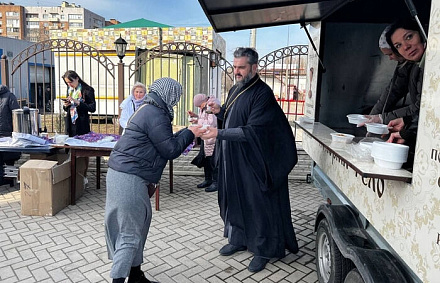 Казанская епархия организовала в Донецке регулярную раздачу горячих обедов нуждающимся