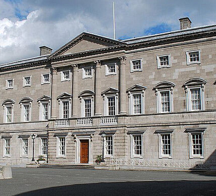 Президент Ирландии подписал закон о преступлениях на почве ненависти, признающий 72 пола и трансгендеров