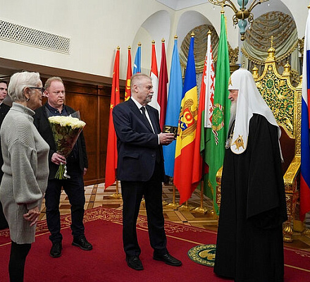 Святейшему Патриарху Кириллу передана награда лауреата просветительской премии «Знание» за программу «Слово пастыря»