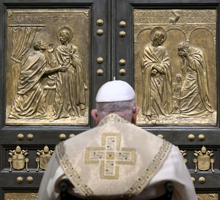 El Papa Francisco inaugura el Jubileo 2025 con la apertura de la Puerta Santa