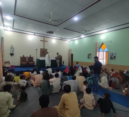 Una misión católica en Pakistán comparte el Evangelio y libera a cristianos de la esclavitud