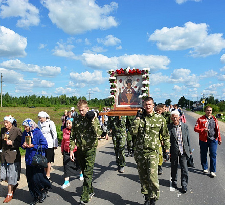 I credenti di Kstov hanno superato la processione a sostegno della sobrietà