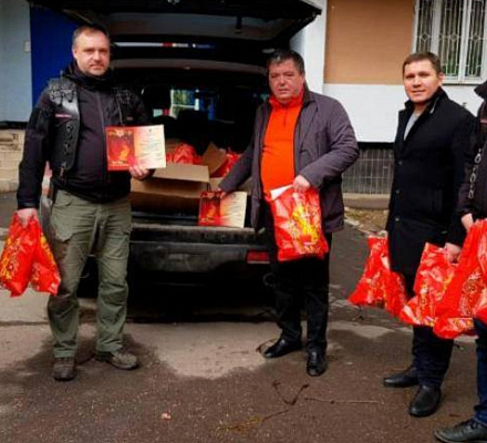 I volontari e i motociclisti della Fighting Brotherhood hanno consegnato i dolci pasquali agli anziani credenti