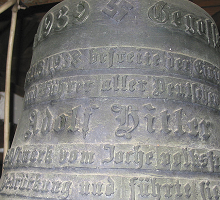 In der deutschen Gemeinde blieb die Glocke der dunklen Zeiten an der Kirche hängen