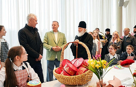 Святейший Патриарх Кирилл посетил благотворительный фестиваль «Пасхальный дар» в Москве