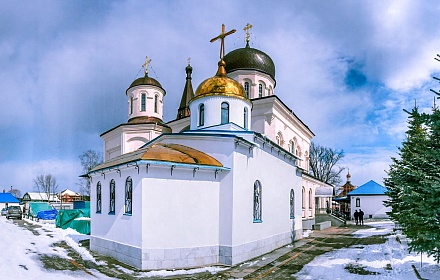 Convento Konstantino-Eleninsky en el pueblo de Leninskoye