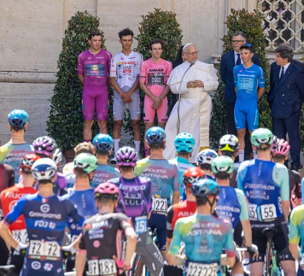 PHOTOS: Pope Leo XIV blesses Giro d’Italia cyclists in Vatican City