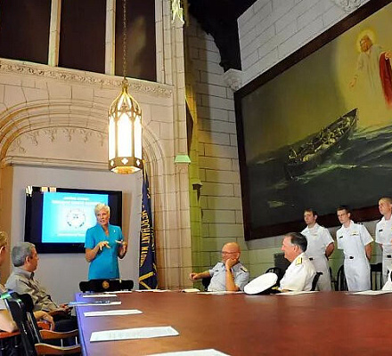 США: министр транспорта потребовал вернуть изображение Христа на почетное место в Академии торгового флота