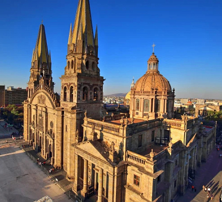 El conductor de un monovolumen arrolla a una multitud en un acto provida en México y causa 16 heridos