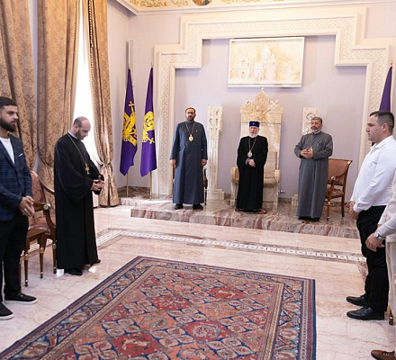 Католикос Всех Армян принял волонтеров, участвовавших в организационной работе Мироновского благословения и церемоний переосвящения Главного собора