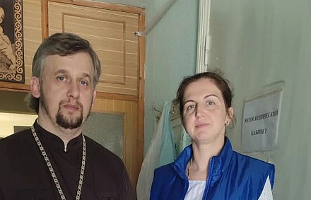 Сотрудники Патриаршей гуманитарной миссии оказывают помощь пострадавшим в Старобельске