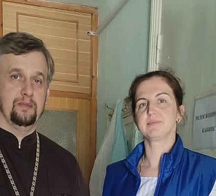 Сотрудники Патриаршей гуманитарной миссии оказывают помощь пострадавшим в Старобельске