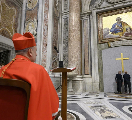 Tradicional rito para derribar el muro que protege la Puerta Santa en la Basílica de San Pedro
