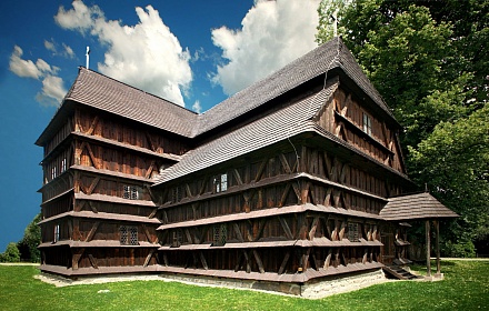 La iglesia de madera en la ciudad de Gronssek