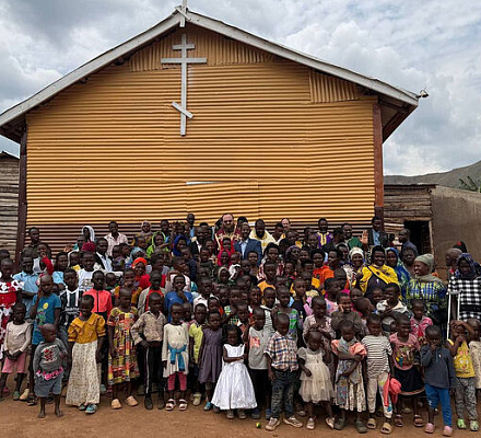 Патриарший экзарх Африки крестил более ста человек в городе Рубааре в Уганде