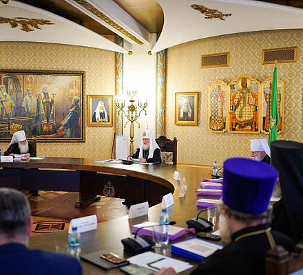 Святейший Патриарх Кирилл возглавил работу заседания Высшего Церковного Совета