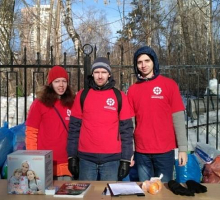 Volontari a Ekaterinburg per aiutare a raccogliere vestiti per i senzatetto