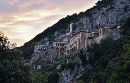 Sacro Speko: el monasterio rupestre de San Benito