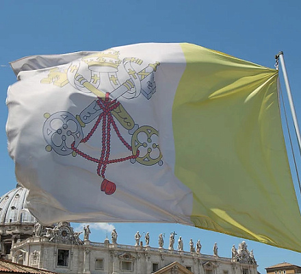 What’s so ‘wrong’ with the Vatican flag?