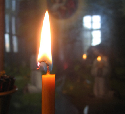 Возжечь у святыни свечу – настоящую, а не виртуальную