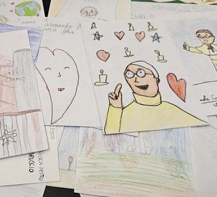 PHOTOS: Pope Francis receives get-well cards, drawings from schoolchildren in Rome