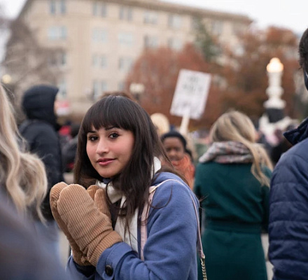 La detenida Chloe Cole y Matt Walsh hablan en la concentración ante el Tribunal Supremo