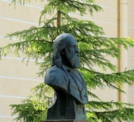 Памятник епископу-священномученику Платону в Таллине (Эстония)