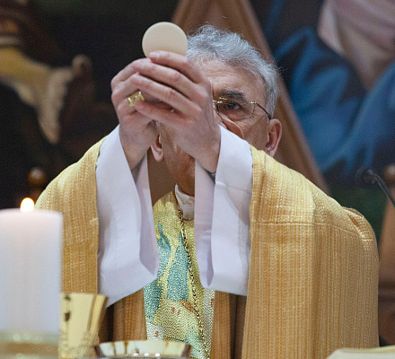 'Scusa, sto celebrando la messa!' Il sacerdote italiano ha rifiutato di interrompere il servizio e lo ha portato a termine