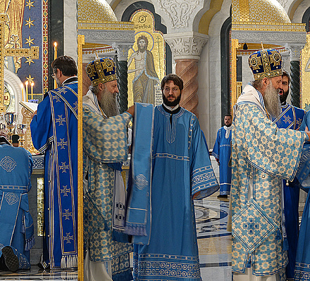 Патриарху Порфирию поклонились в храме Святого Саввы в праздник Богородицы
