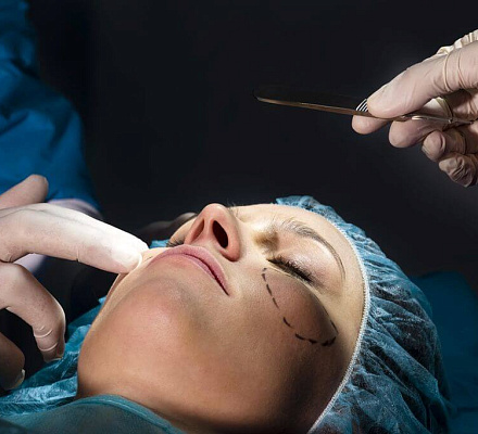 La Chiesa non è contraria alla chirurgia plastica, ma sconsiglia di abusarne