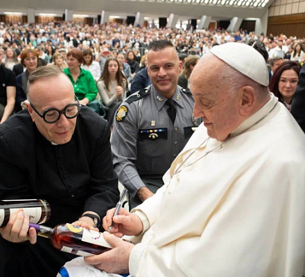 Se espera que las botellas de bourbon firmadas por el Papa Francisco alcancen los 20.000 dólares para fines benéficos