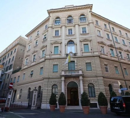 Un jesuita de alto nivel apoya el acto "Católicos LGBTQ" celebrado en la sede de la orden en Roma