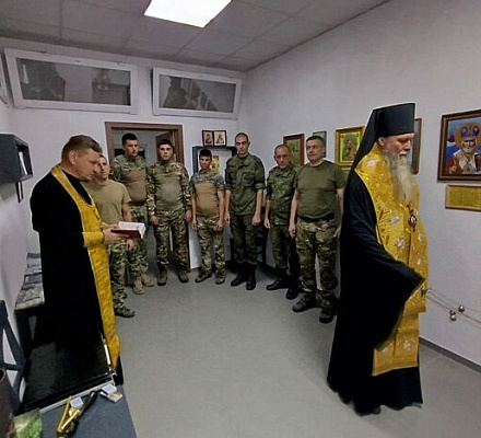 Епископ Бердянский Феодор освятил молебную комнату в воинской части