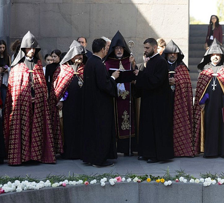 Молебен был совершен в мемориальном комплексе Цицернакаберд и военном пантеоне «Ераблур»