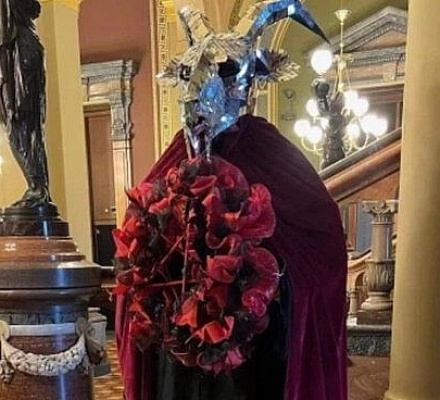 «Храм сатаны» подал жалобу на правительство штата Айова за запрет совершить "ритуал" в Капитолии