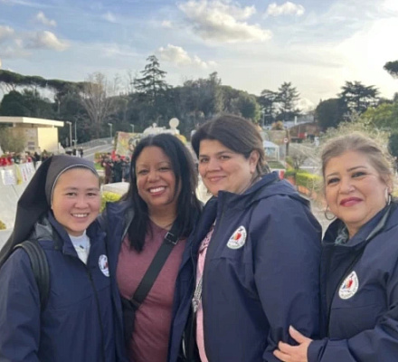 Jubilee pilgrims adding visit to Gemelli Hospital to pray for Pope Francis