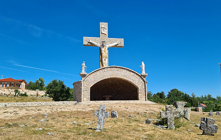 Katolička kapelica s betonskim križem