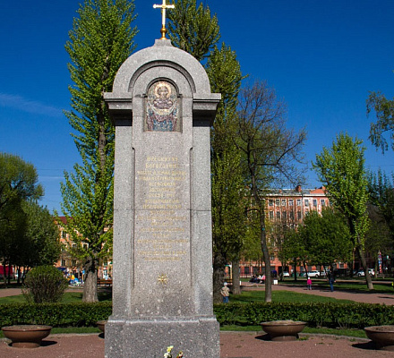 Памятник утраченному храму Покрова Пресвятой Богородицы на площади Тургенева в Санкт-Петербурге