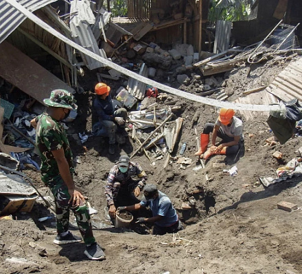 Un volcán destruye un convento católico en Indonesia y mata a una religiosa