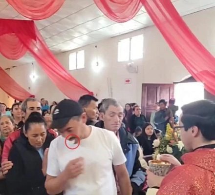 Un sacerdote impide la profanación de la Eucaristía durante una misa en Honduras